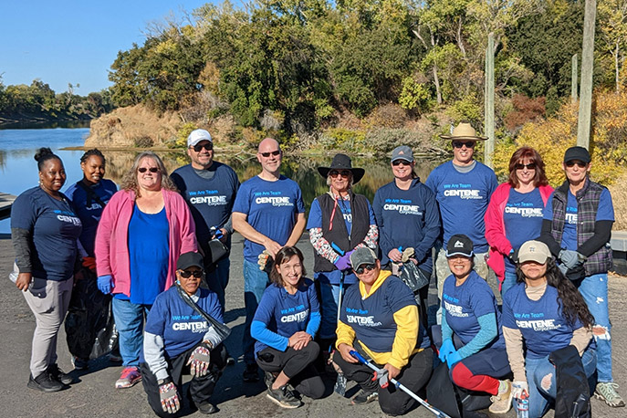 ⴫ý employees at the American Rivers cleanup initiative